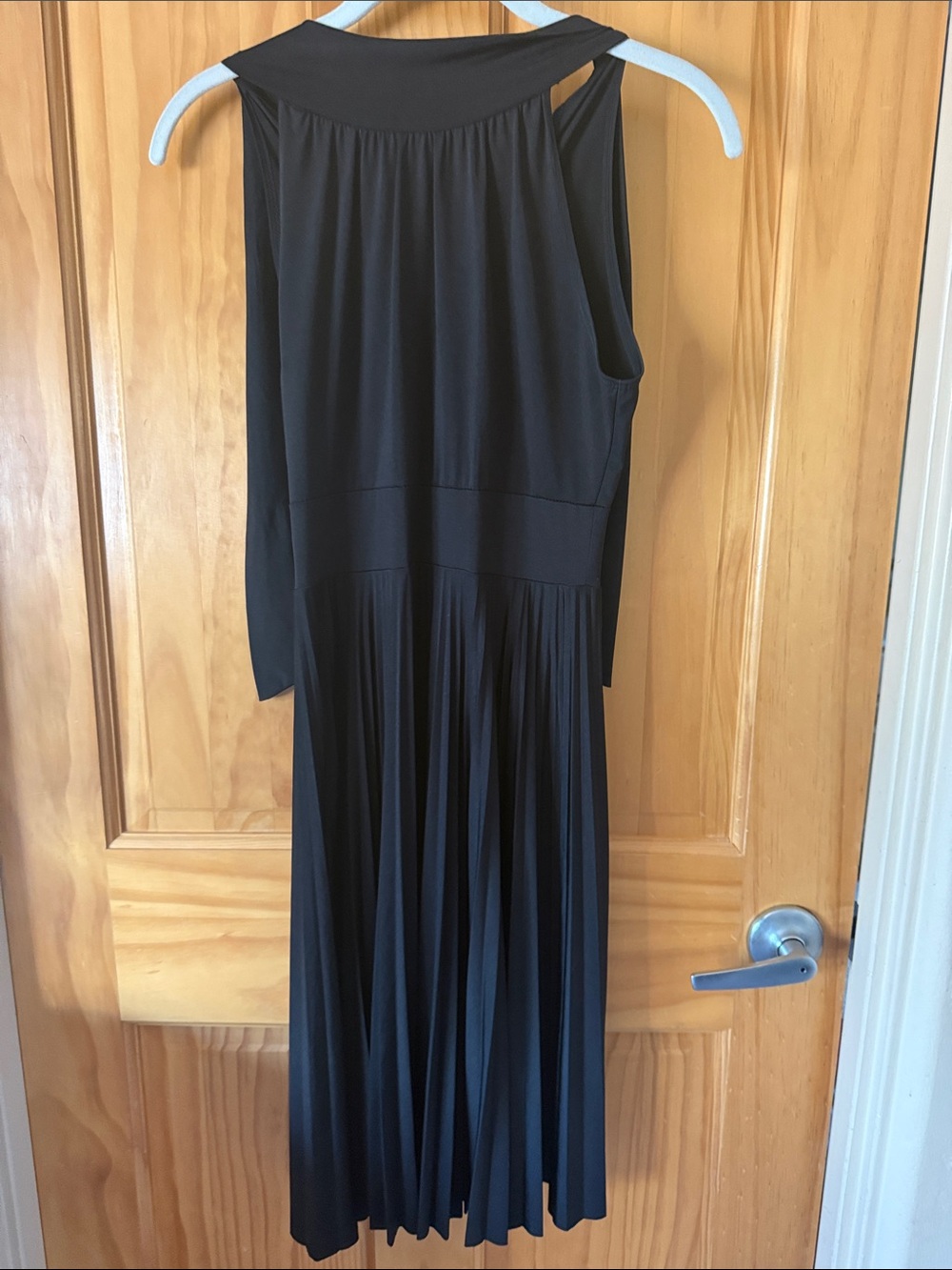 Black Sleeveless Pleated Midi Dress - Brand: